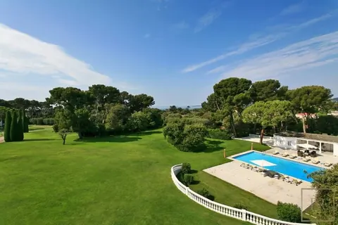 Luxury Villa 1300m² and 45 000m² of land Pool, Tennis, Pool House, 9 bedrooms in Cap d'Antibes 1300m2 rental For Super Rich