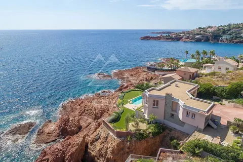 Luxury Villa Waterfront, Cap Roux heated swimming pool and direct access to the sea, 4 bedrooms in Anthéor property rental For Super Rich