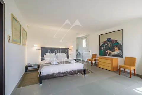 Contemporary Villa Minutes walk from Place des Lices terrace overlooking the sea, 6 bedrooms in Saint Tropez best rental For Super Rich