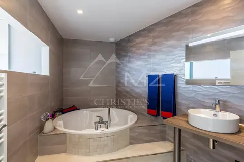 Contemporary Villa overlooking the sea Infinity circle shape Swimming pool, 5 bedrooms in Eze - French Riviera vacation rental For Super Rich
