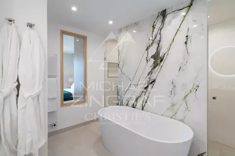 Elegant Villa Waterfront with private beach breathtaking views over the Gulf of Saint-Tropez, 6 bedrooms in Gassin best rental For Super Rich