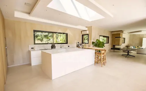California-style Villa 8 mn walk from Pampelonne beaches Bowling, sauna, pool, 6 bedrooms in Ramatuelle best rental For Super Rich