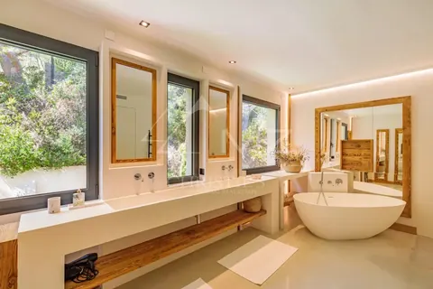 Modern Villa breathtaking sea view and direct access to the coastal path 16m swimming pool, 7 bedrooms in Saint Tropez price rental For Super Rich