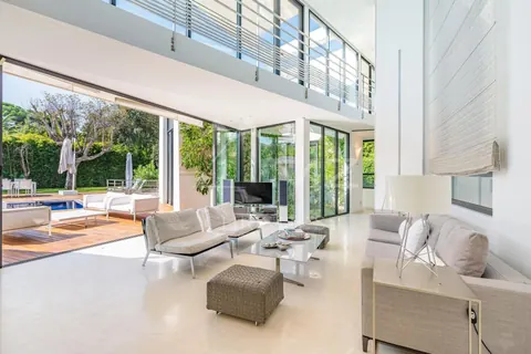 Contemporary Villa Near to Club 55 extremely modern services, 5 bedrooms in Saint Tropez property rental For Super Rich