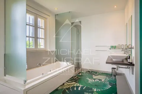 Contemporary Villa Minutes walk from Place des Lices terrace overlooking the sea, 6 bedrooms in Saint Tropez price rental For Super Rich