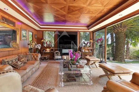 Country Villa walking distance to the Village Sea view and the Lérins islands, 6 bedrooms in Mougins deal rental For Super Rich