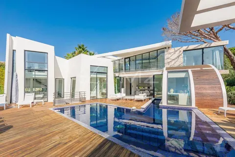 Contemporary Villa Near to Club 55 extremely modern services, 5 bedrooms in Saint Tropez