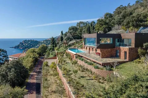 Modern Villa sea view over the bay of Cannes and the Lérins Islands swimming pool, summer kitchen, 6 bedrooms in Théoule Sur Mer 0 rental For Super Rich