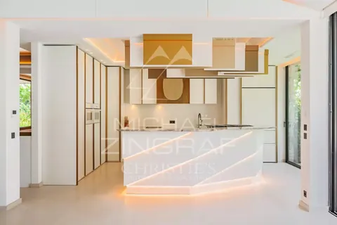 Modern Villa Near Tahiti beach swimming pool with pool house, bar, gym, 6 bedrooms in Ramatuelle - French Riviera search rental For Super Rich