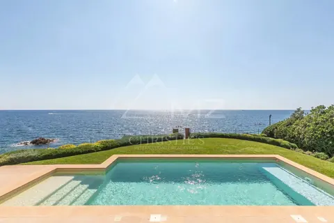 Luxury Villa Waterfront, Cap Roux heated swimming pool and direct access to the sea, 4 bedrooms in Anthéor Classified ads rental For Super Rich