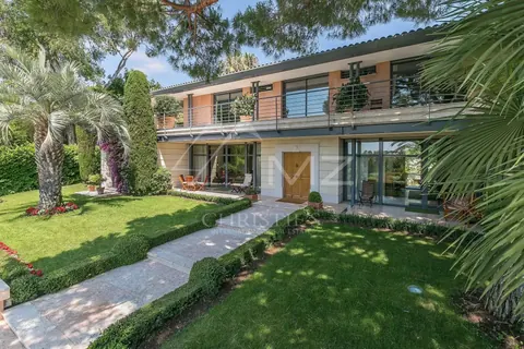 Elegant Villa Landscaped garden swimming pool and pool-house, 6 bedrooms in Cap d'Antibes Classified ads rental For Super Rich Elegant Villa Landscaped garden swimming pool and pool-house, 6 bedrooms in Cap d'Antibes Classified ads rental For Super Rich