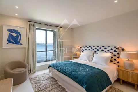 Elegant Villa Waterfront with private beach breathtaking views over the Gulf of Saint-Tropez, 6 bedrooms in Gassin price rental For Super Rich