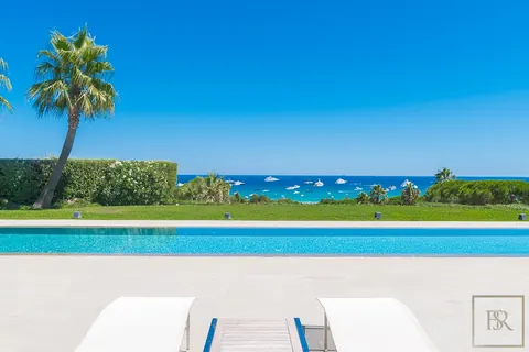 Contemporary Villa Beach Front 5 minutes walk from Club 55, 6 bedrooms in Saint Tropez 107,750 Week rental For Super Rich