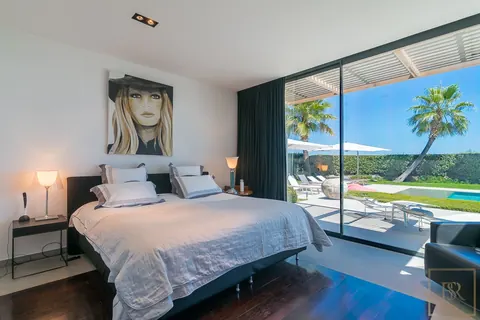 Contemporary Villa Beach Front 5 minutes walk from Club 55, 6 bedrooms in Saint Tropez deal rental For Super Rich
