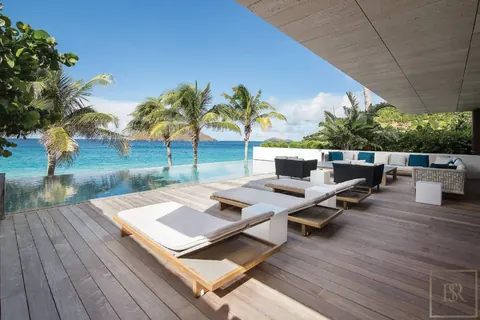 Luxury Villa Wake Up beachfront with view of the sea, direct access to Flamands Beach, 6 bedrooms in St Barth 172,500 Week rental For Super Rich