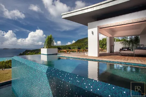 Luxury Villa Wings, beachfront view above The Baie de St. Jean, 4 bedrooms in St Barth ads rental For Super Rich